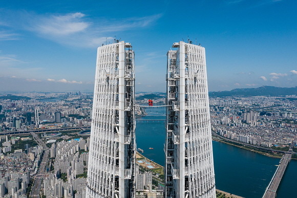롯데호텔 월드가 세계에서 가장 높은 타워브릿지에서 체험하는 '스카이브릿지 투어'와 함께 도심 속 이색적인 호캉스를 즐길 수 있는 '브릿지 투어 위드 월드' 패키지를 선보인다. © 롯데호텔
