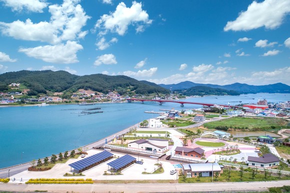 남해군 지족어촌관광단지 죽방렴 테마 홍보전시관 전경. ⓒ 프라임경제
