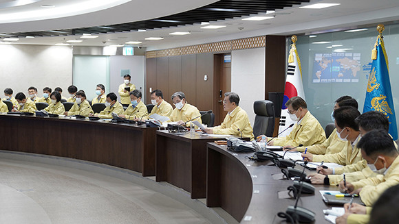 문 대통령은 "그동안 지속적으로 안전기준을 높이고 시설물을 보강해왔지만 더욱 강화할 필요성이 확인됐다"며 강화된 안전기준을 적용해 앞으로의 재난 상황 대비 필요성을 강조했다. ⓒ 청와대