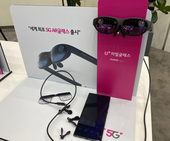 U+리얼글래스. 구매 시 도수 프레임, 렌즈 커버, 코 받침 등 액서서리도 함께 제공된다. USB선으로 스마트폰과 연결해 스마트폰으로 화면을 컨트롤한다. = 박지혜 기자