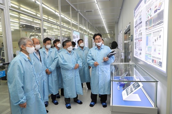 최기영 과학기술정보통신부 장관이 11일 오후 대전광역시 유성구 나노종합기술원을 방문해 테스트베드 구축현장을 시찰하고 있다. ⓒ 과학기술정보통신부