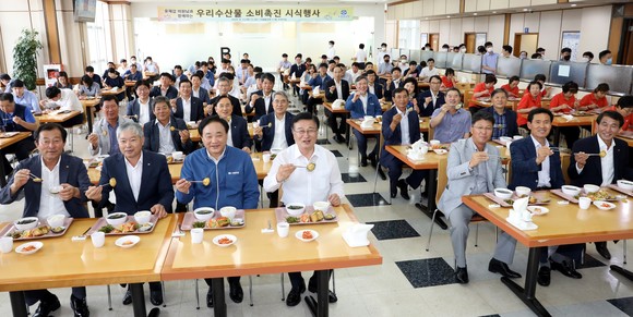 윤재갑 의원(앞줄 중앙)이 13일 수협중앙회 구내식당에서 임준택 회장(앞줄 왼쪽 세번째)을 비롯한 임직원들과 우리 수산물 소비 촉진을 위해 수산물로 구성된 점심식사를 함께 하고 있다. ⓒ 수협중앙회