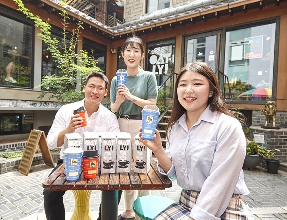 프릳츠 도화점에서 오틀리 라떼를 마시고 있는 사람들. ⓒ 동서