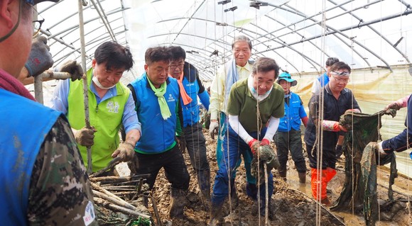 천안 오이 재배 하우스 피해 농가를 찾아 수해복구 활동을 하고 있는 이낙연 후보. ⓒ 후보사무실