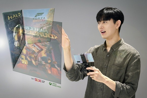 SK텔레콤 홍보모델이 T월드 매장에서 엑스박스 클라우드 게임을 즐기고 있다. ⓒ SK텔레콤