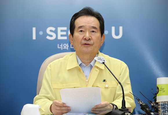 정부가 19일 0시부터 수도권 지역의 교회에 대해 비대면 예배만 허용하고, 그 외 모임과 활동은 금지하기로 했다. 사진은 지난 17일 오전 서울시 태평로 서울시청에서 열린 중앙재난안전대책본부(중대본) 회의에서 발언하고 있는 정세균 국무총리. © 연합뉴스
