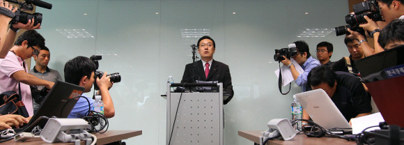 2010년 8월19일 김흥성 코레일 대변인은 서울 광화문 용산역세권개발주식회사에서 열린 용산역 개발사업과 관련한 기자회견에서 회견문을 발표했다. 코레일은 이날 삼성물산 측에 "이번 사업 정상화와 관련된 책임을 질 의사가 없다면 이번 사업에서 빠져 달라고 요청했다"며 "삼성 측은 현재까지 아무런 답변이 없는 상황"이라고 말했다. ⓒ 연합뉴스