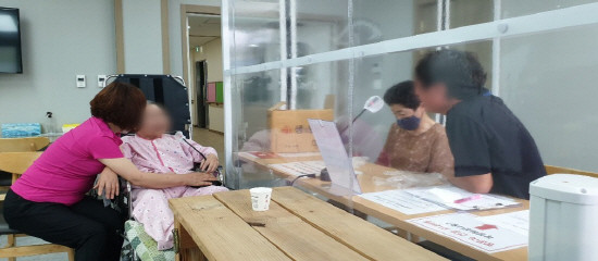 노인요양시설 비접촉 면회 모습. ⓒ 대구 동구청
