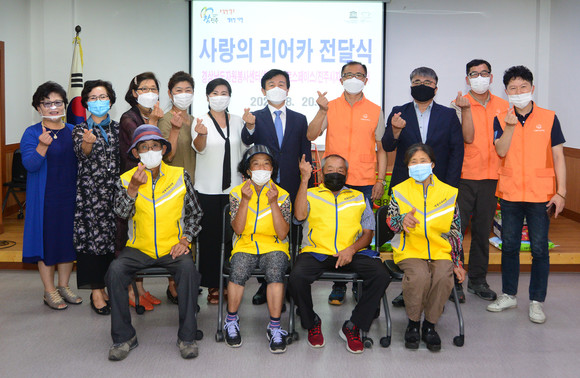진주시가 한화에어로스페이스, 경남자원봉사센터와 사랑의 리어카 전달식을 하고 있다. ⓒ 진주시