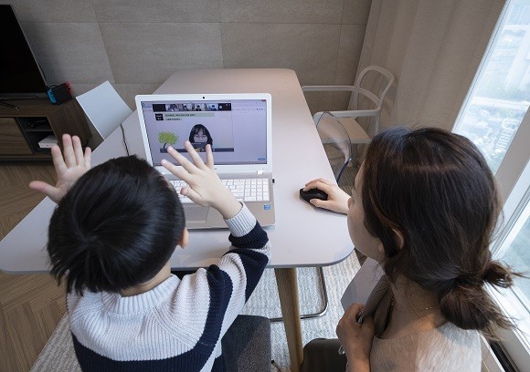 서울 용산구의 한 가정에서 용산초등학교 1학년 어린이가 엄마와 함께 노트북 화면을 통해 온라인 입학식을 갖고 있다. ⓒ 연합뉴스
