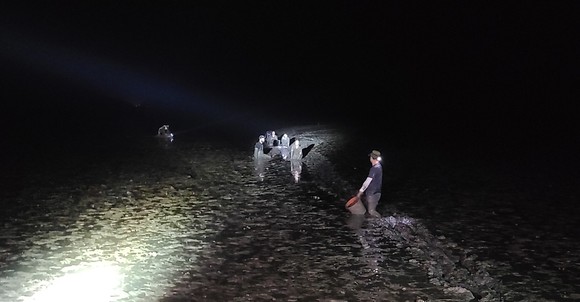 서천군 홍원항 갯벌 고립 일가족 5명 구조장면. ⓒ 보령해경