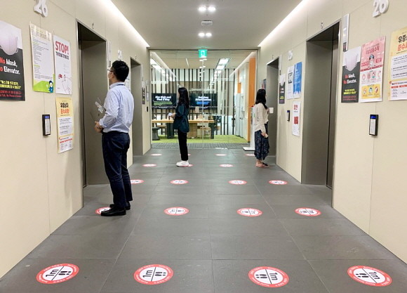 쿠팡 잠실 본사에서 초고강도 거리두기를 시행하고 있다. © 쿠팡