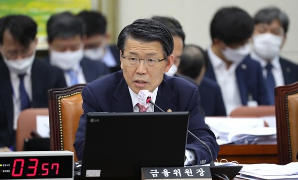 금융당국이 공매도 연장 방안을 두고 고심하는 가운데 은성수 금융위원장이 이른바 '쪼개기 연장'(부분연장)도 논의 중이라고 밝혔다. ⓒ 연합뉴스