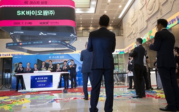 지난 7월2일 오전 서울 한국거래소에서 열린 SK바이오팜 코스피 신규상장 기념식에서 조정우 SK바이오팜 대표를 비롯한 참석자들이 기념촬영을 하고 있다. ⓒ 연합뉴스