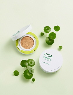 네이처리퍼블릭이 병풀 추출물을 함유해 뛰어난 진정 효과는 물론 마스크에 묻어남 없이 매끈한 피부 표현을 돕는 '그린더마 마일드 시카 세럼 커버 쿠션'을 온라인 선론칭 한다. © 네이처리퍼블릭