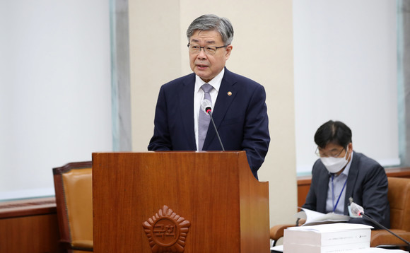 사진은 지난 21일 서울 여의도 국호에서 열린 회의에서 이재갑 고용노동부 장관이 현안보고를 하고 있는 모습. ⓒ 연합뉴스