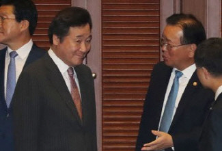 이낙연 더불어민주당 의원이 29일 차기 당대표로 뽑혔다. 오른쪽에 경선 과정 유력한 경쟁자였던 김부겸 전 민주당 의원이 보인다. ⓒ 연합뉴스