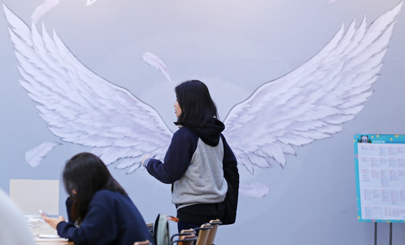 사진은 서울 중구청년일자리센터에 한 청년이 날개가 그려진 벽을 지나고 있다. ⓒ 연합뉴스