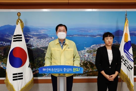 신우철 완도군수가 27일 코로나19 확진자 발생에 따른 긴급 담화문을 발표하고 있다. ⓒ 완도군