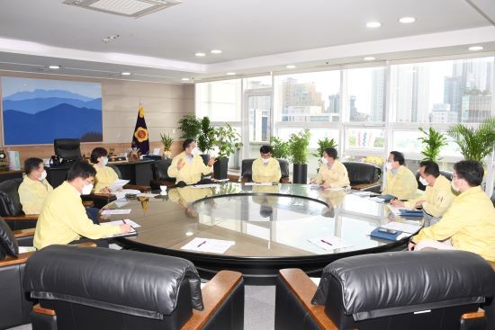 광주광역시의회 의장단 및 상임위원장단은 28일 긴급회의를 개최하고 사회적거리두기 3단계 격상시 대응 방안을 논의했다. ⓒ 광주광역시의회