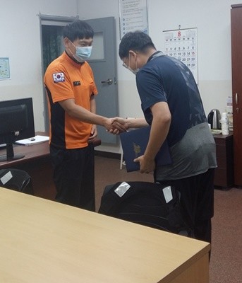 남면에서 대리로 조우철씨(오른쪽)에게 표창장을 수여 했다. ⓒ 여수소방서