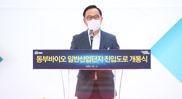 31일 오전 천안시가 동면 송연리 일원 공사 현장에서 '동부바이오 일반산업단지 진입도로' 개통행사에서 박상돈 천안시장이 축사를 하고 있다. ⓒ 천안시