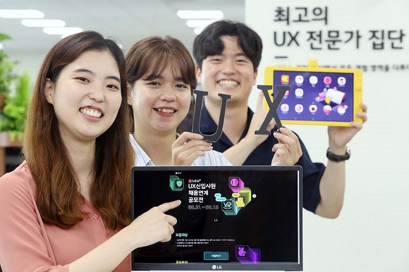 서울 LG유플러스 마곡사옥에서 LSR·UX담당 직원들이 'LG유플러스 UX 신입사원 채용 연계 공모전' 모집을 알리는 모습. ⓒ LG유플러스