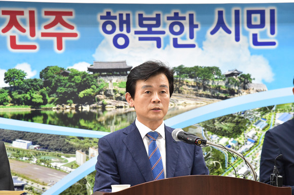 조규일 진주시장이 성북지구 국토부도시재생 뉴딜사업 선정 기자회견을 하고 있다. ⓒ 프라임경제