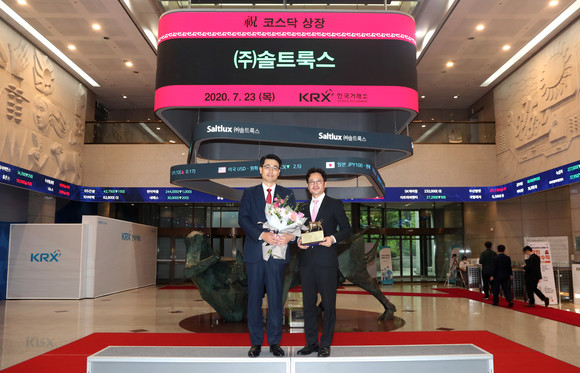 솔트룩스 코스닥 상장 기념식. (좌)이경일 대표이사, (우)권혁일 CFO. ⓒ 솔트룩스