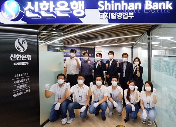 신한은행이 디지털 영업을 통해 영업방식을 혁신할 창구 없는 영업점 디지털영업부와 AI(인공지능) 중심으로 은행의 변화를 이끌 AI통합센터를 출범한다. ⓒ 신한은행