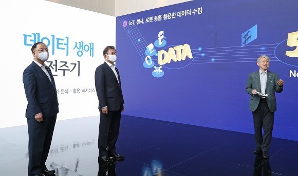 문재인 대통령이 지난 6월18일 강원도 춘천에 위치한 빅데이터 플랫폼 운영기업인 더존비즈온을 방문, 최기영 과학기술정보통신부 장관으로부터 디지털 뉴딜과 관련한 브리핑을 듣고 있다. ⓒ 연합뉴스