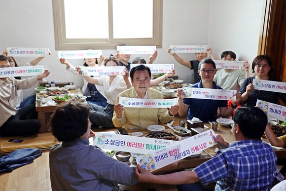 서춘수 함양군수와 직원들이 시장가는 날을 홍보하고 있다. ⓒ 함양군