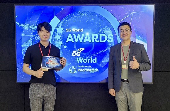 SK텔레콤은 '5G 월드 어워드'에서 '최우수 5G 상용화' 부문을 수상했다고 밝혔다. SK텔레콤 AN개발팀 류탁기 리더(오른쪽)와 박창민 매니저가 시상 화면 앞에서 기념 촬영을 하고 있다. ⓒ SK텔레콤