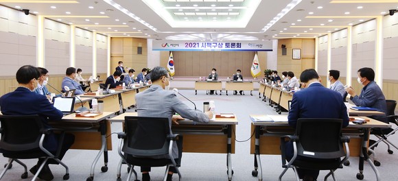 맹정호 서산시장이 시청 대회의실에서 시책구상 토론회를 개최하는 모습. ⓒ 서산시
