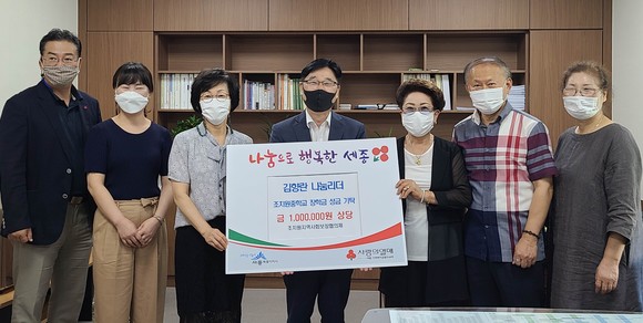 오봉산 산신암이 3일 조치원중학교에 장학금 전달식을 개최 후 기념촬영을 하고 있다. ⓒ 세종시