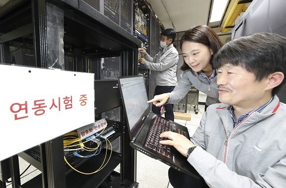 KT 연구원이 국내에서 개발한 양자암호통신 기술이 적용된 5G 네트워크를 확인하고 있다. ⓒ KT
