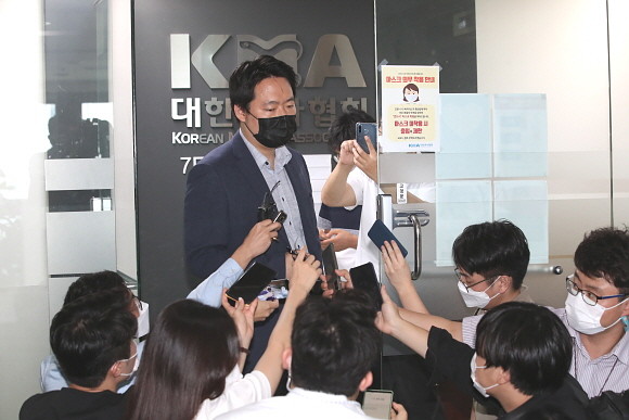 범투위는 3일 대한의사협회, 대한전공의협의회·대한의과대학·의학전문대학원학생협회, 젊은의사 비상대책위원회 관계자들이 회의를 열고 내부의 단일 합의안을 도출했다. 사진은 취재진의 질문에 답하고 있는 김대하 의협 대변인. © 연합뉴스