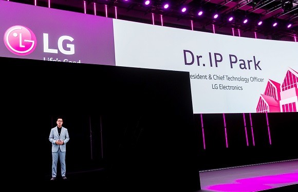 LG전자가 현지시간 3일 독일 베를린에서 개막한 'IFA 2020'에서 '집에서 좋은 삶이 시작됩니다(Life’s Good from Home)'를 주제로 프레스 콘퍼런스를 진행했다. 박일평 CTO 사장이 홀로그램으로 등장해 프레스 콘퍼런스를 진행하는 모습. ⓒ LG전자