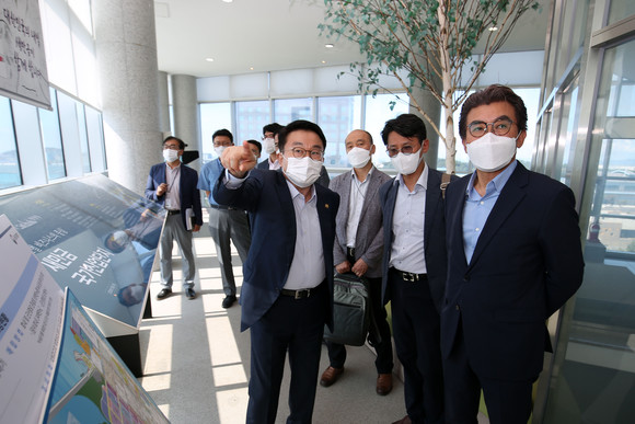양충모 새만금개발청장이 새만금사업단지 홍보관 전망대에서 손봉수 국토교통진흥원장 일행에게 새만금 산단 현황을 설명하고 있다. ⓒ 새만금개발청