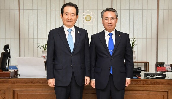 홍재표 충남도의원이 정세균 국무총리와 독대 후 기념촬영을 하고 있다. ⓒ 의회사무국