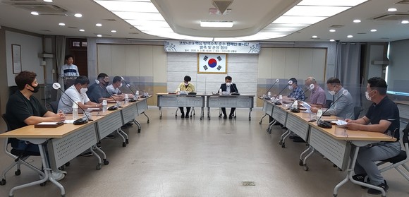코로나19 핵심 방역수칙 준수 캠페인 봉사단 발족 및 운영 협의회 참석자들이 회의를 하고 있다. ⓒ 아산시