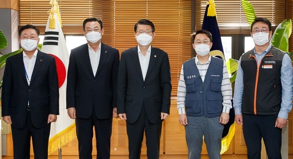 은성수 금융위원장이 4일 서울 종로구 정부서울청사에서 열린 금융권 노사정 대표자 간담회에 참석한 참석자들과 간담회 진행했다. ⓒ 금융위