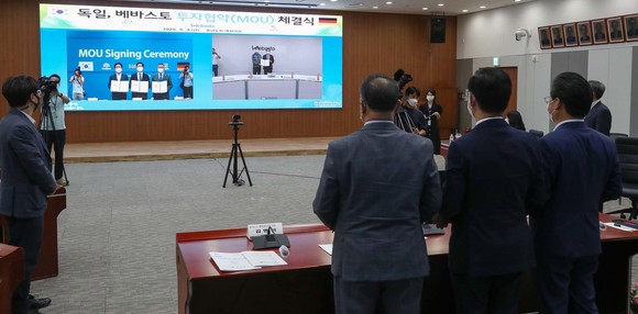 양승조 충남지사는 4일 김홍장 당진시장, 울산 베바스토코리아홀딩스 최태봉, 샤샤 요바노비치공동대표와 온라인 화상 투자협약을 체결하고 있다. ⓒ 충남도