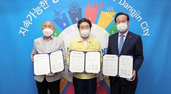 당진시 대한전문건설협회 세종·충청남도회, 당진 지역운영위원회 간 공동 업무협약을 체결했다. 외쪽부터 이병성 위원장, 김홍장 당진시장, 이호명 회장. ⓒ 당진시