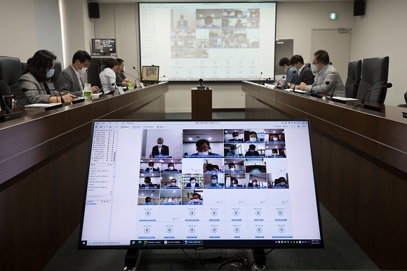 '제2차 디지털 뉴딜반 회의'가 4일 오전 영상회의로 개최됐다. 최기영 과학기술정보통신부 장관이 데이터 댐 추진현황 등 디지털 뉴딜 과제들의 진행상황을 점검하고 있다. ⓒ 과학기술정보통신부