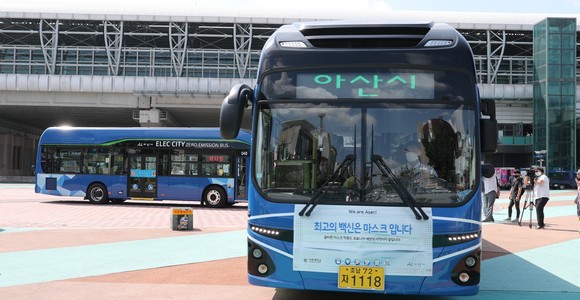 최고의 백신은 마스크입니다! 홍보 문구를 붙이고 시범운행 하고 있다. ⓒ 아산시