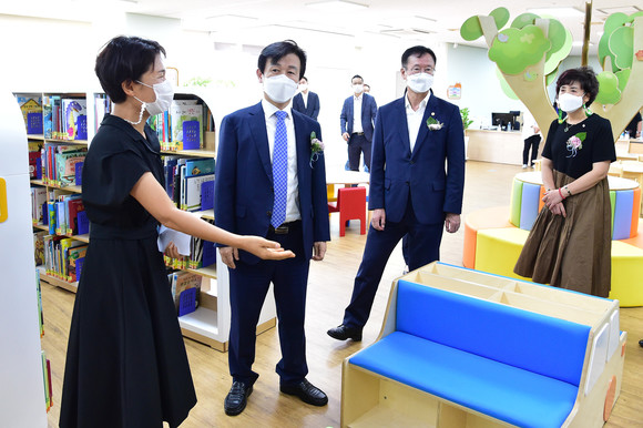 조규일 시장과 이상영 의장이 혁신어린이도서관을 둘러보고 있다. ⓒ 진주시