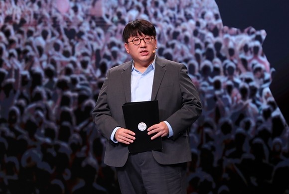 빅히트엔터테인먼트가 연말 기업공개(IPO)를 앞둔 가운데 방시혁 빅히트 대표 지분가치에 관심이 쏠리고 있다. 사진은 방 대표가 지난해 11월 부산 벡스코에서 '문화혁신포럼' 강연을 하고 있는 모습. ⓒ 연합뉴스