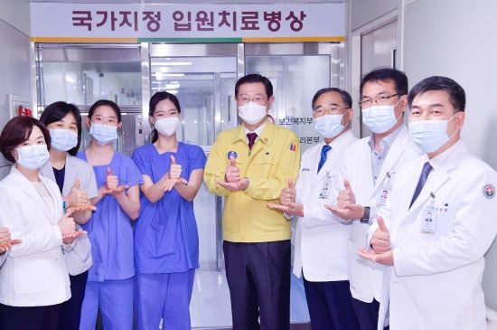 이용섭 광주광역시장이 전남대병원 국가지정입원치료병동을 방문해 이삼용 전남대병원장 및 의료진들과 코로나19 환자 진료에 헌신하는 의료진들을 응원하는 수어 동작 '덕분에 챌린지'를 표현하고 있다. ©광주광역시