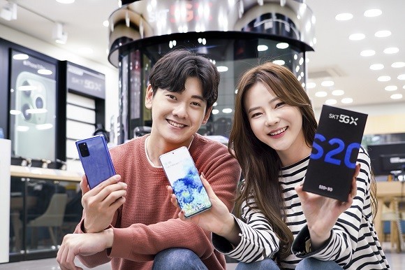 SK텔레콤 홍보모델들이 SK텔레콤 공식 인증 대리점에서 갤럭시S20 플러스 아우라 블루 모델을 소개하고 있다. ⓒ SK텔레콤